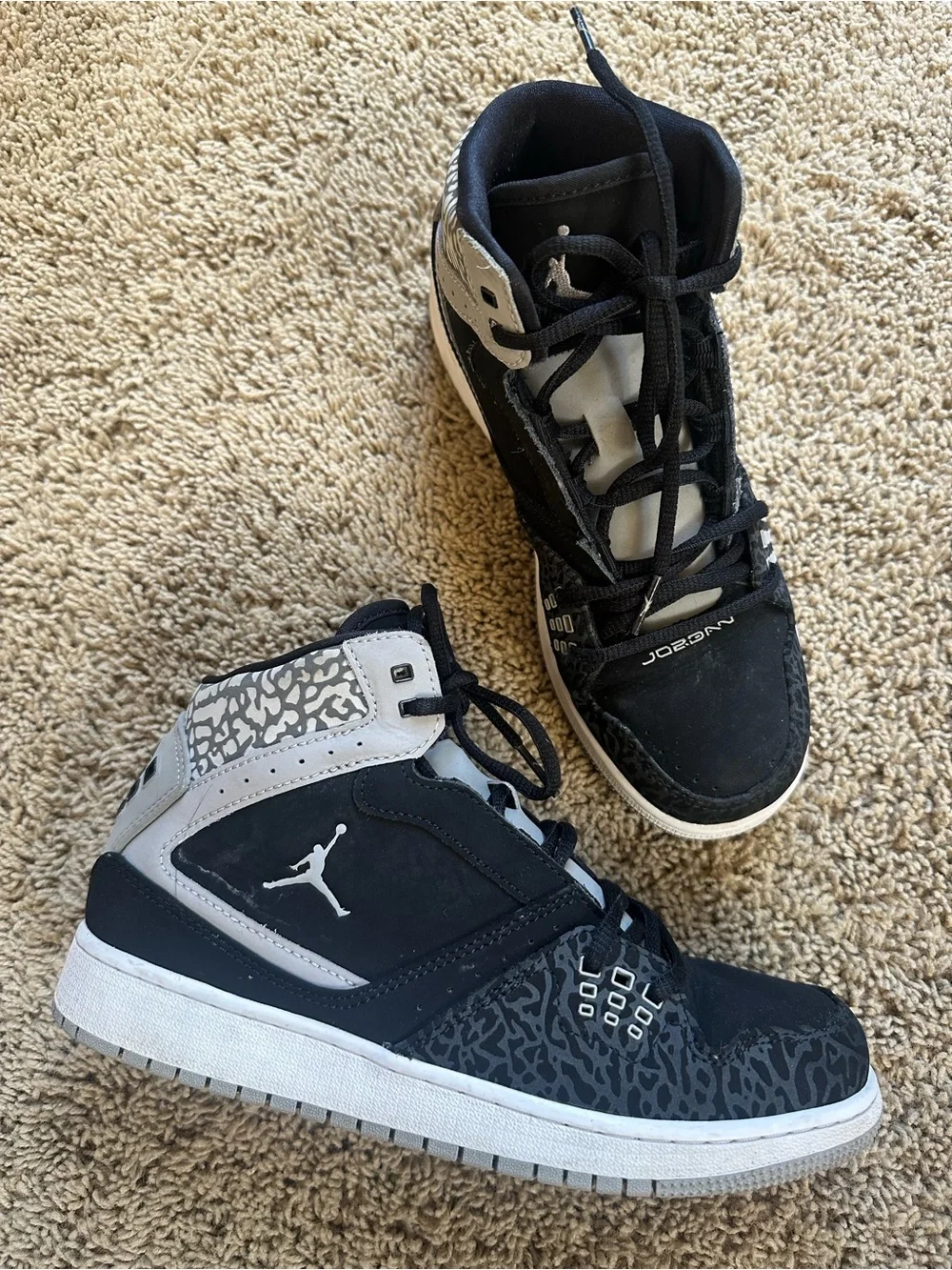 Jordan Kids' 1 Flight Mid Sneaker Big Kid size 6